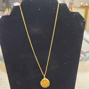 Elegant Gold Pendant Necklace